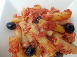 Read more about the article Maccheroni con sugo di pomodoro e olive nere